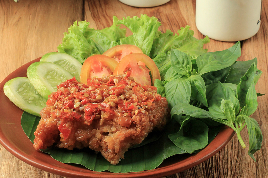 Ayam Geprek Sederhana Mas Jampang: Jantung Rasa Cilacap yang Menggoyang Lidah